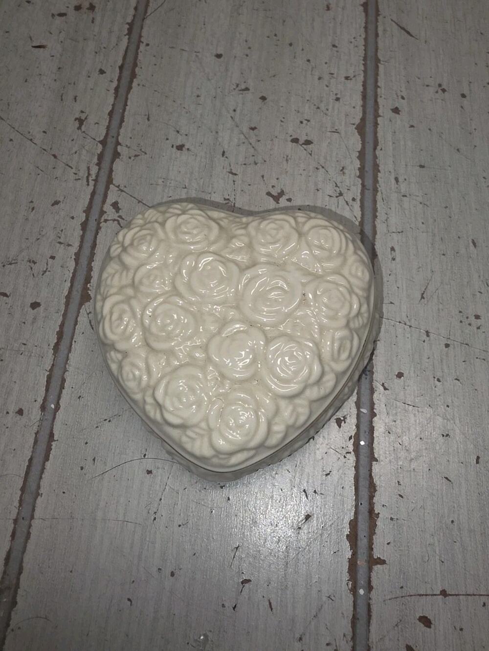 Vtg tLenox Heart Shaped Porcelain Bouquet Of Roses Trinket Box Ivory Gold Trim